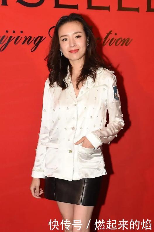 衬衫|潘粤明前妻董洁挺会穿,白色衬衫配黑色小皮裙,“漫画腿”好抢镜