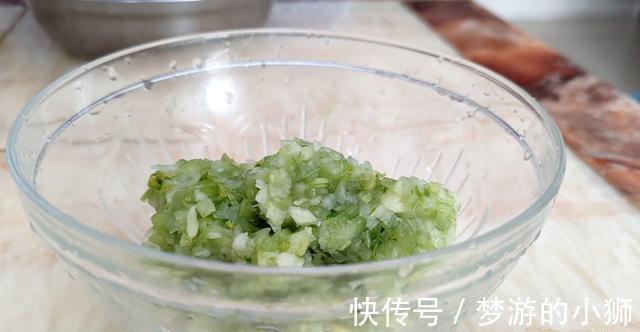 好吃|肉包子这样做太好吃了，学会这样调肉馅，包子松软鲜香，好吃解馋
