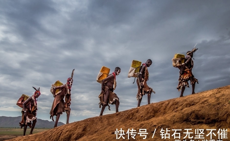 牛腿|非洲原始部落：男子都能生撕牛腿，每人8块腹肌！女人用大树接生