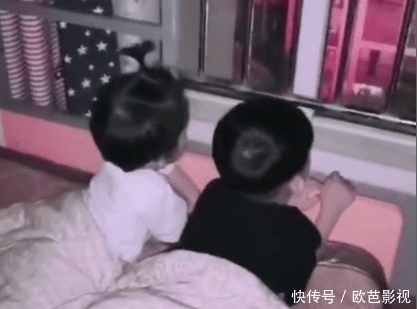兴趣爱好|兄妹俩趴床上手舞足蹈看着马路对面，妈妈凑近一看，顿时哭笑不得