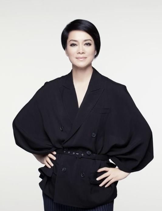 毛阿敏真是气质女神,身穿小西服搭小黑裙精致优雅,减龄又洋气