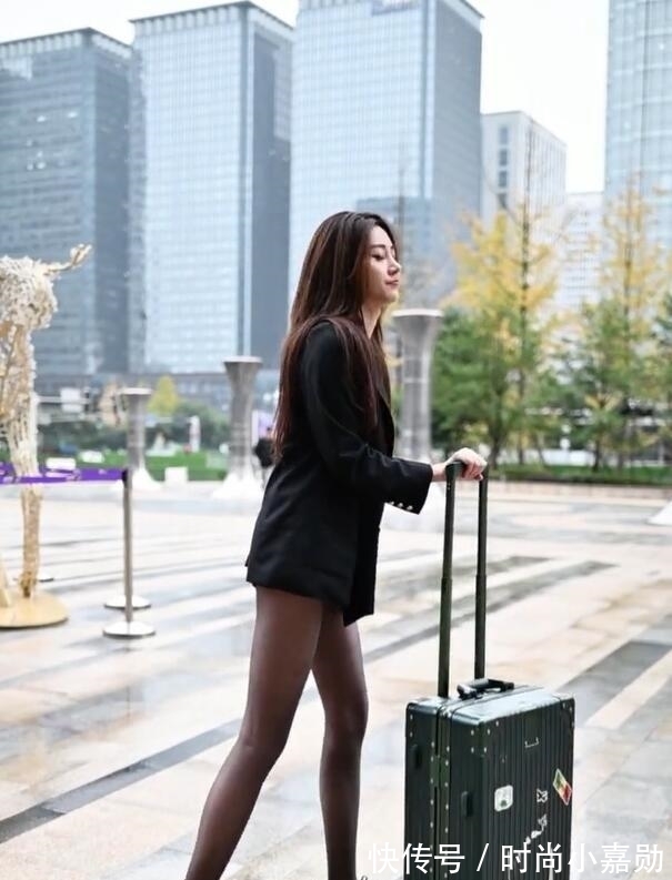 运动鞋 西装、黑丝袜、运动鞋混搭,时髦姐姐就是这么不羁