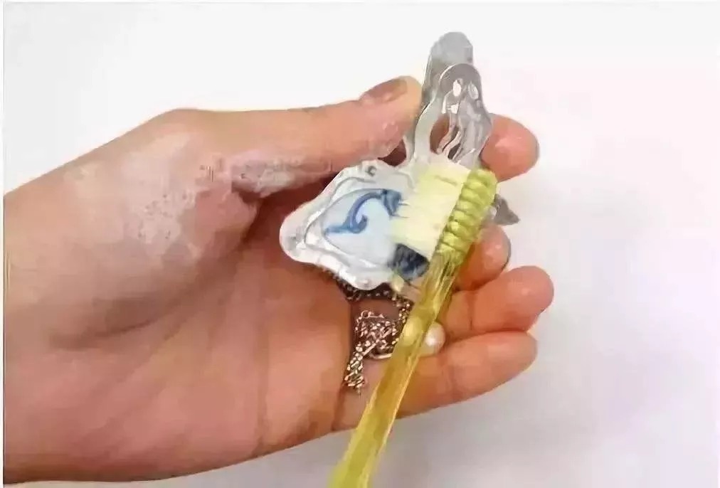 钢印|孩子满月时2000块买的银饰，没多久就氧化发黄？