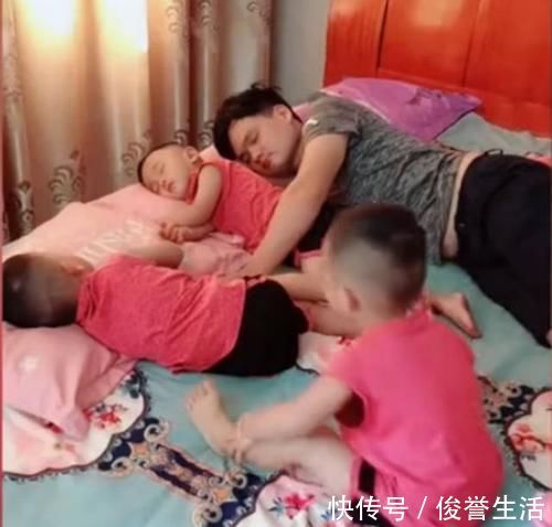 孩子|妈妈有事出门,爸爸在家照顾3胞胎,反被3胞胎“照顾”