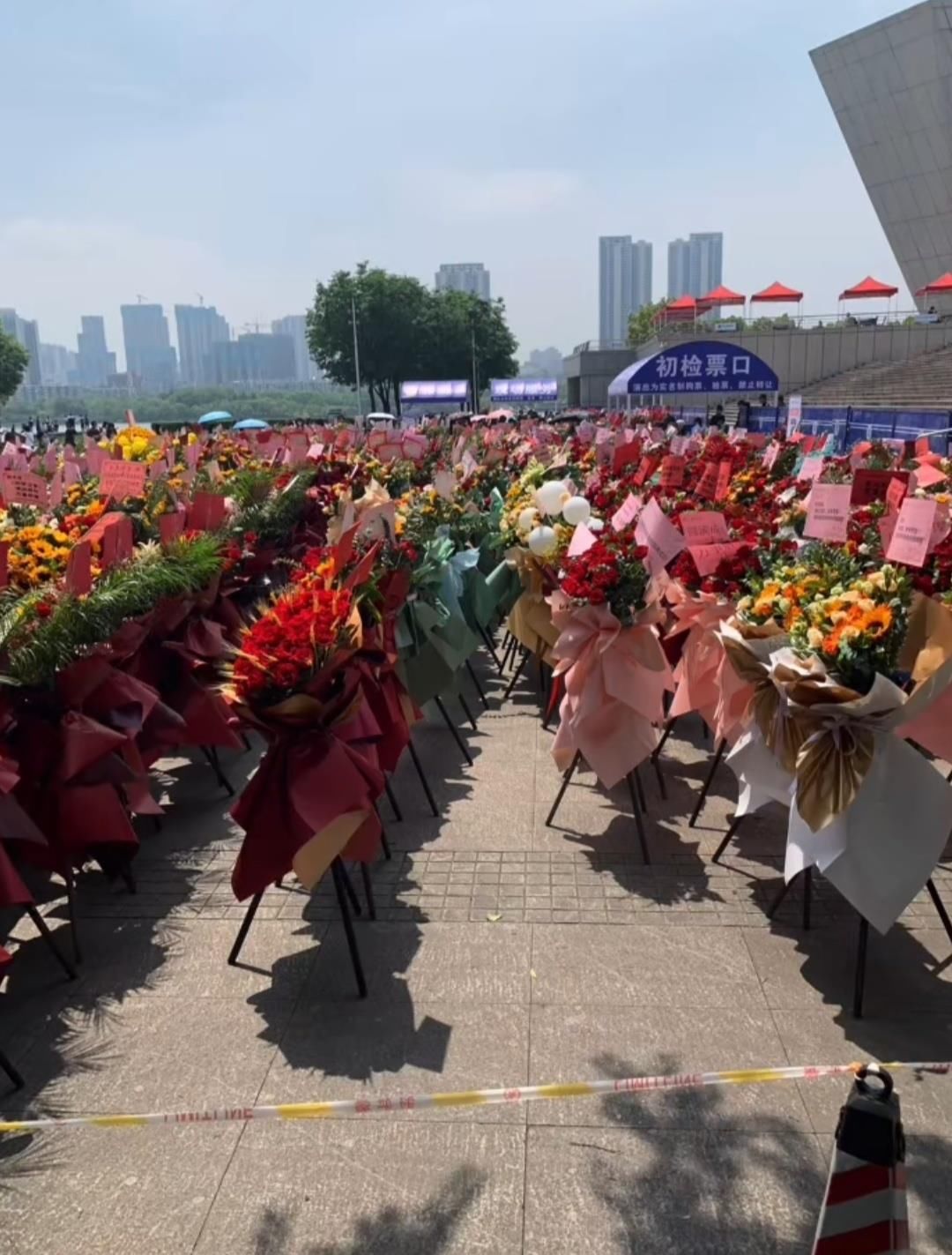 肖战话剧完美落幕，面对满满的鲜花，我愿称这是最浪漫的处理方式