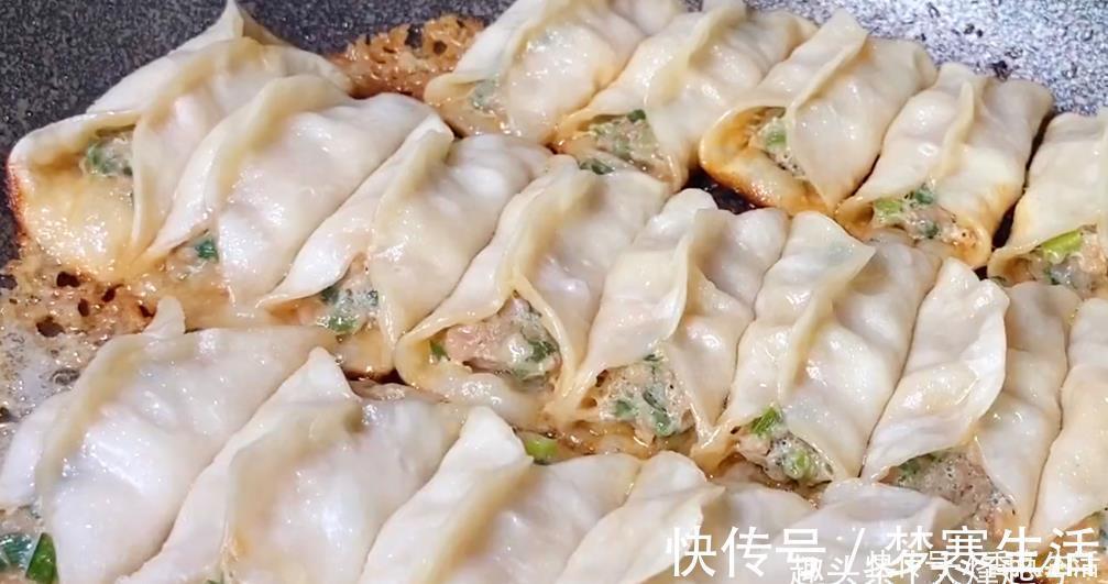 好吃|做锅贴有人用淀粉，有人用面粉，教你正确做法，个个酥脆好吃不腻