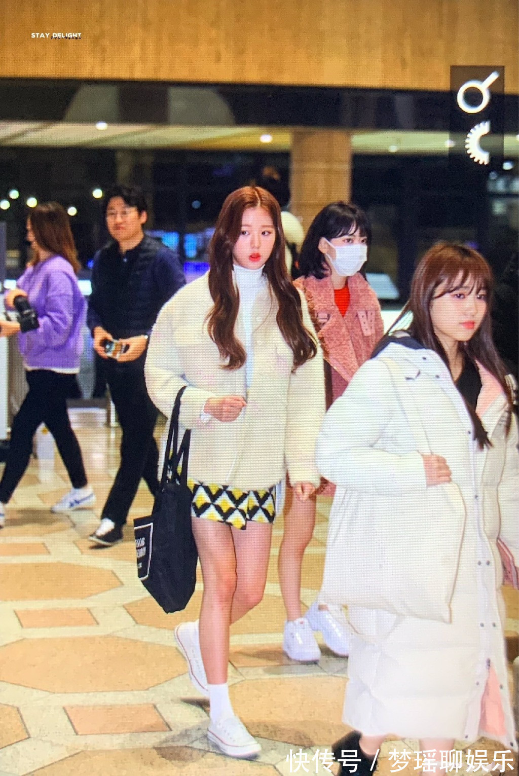 快乐女生|张元英才是真正的南韩腿精,穿包臀牛仔裤秀漫画腿,哪里像15岁