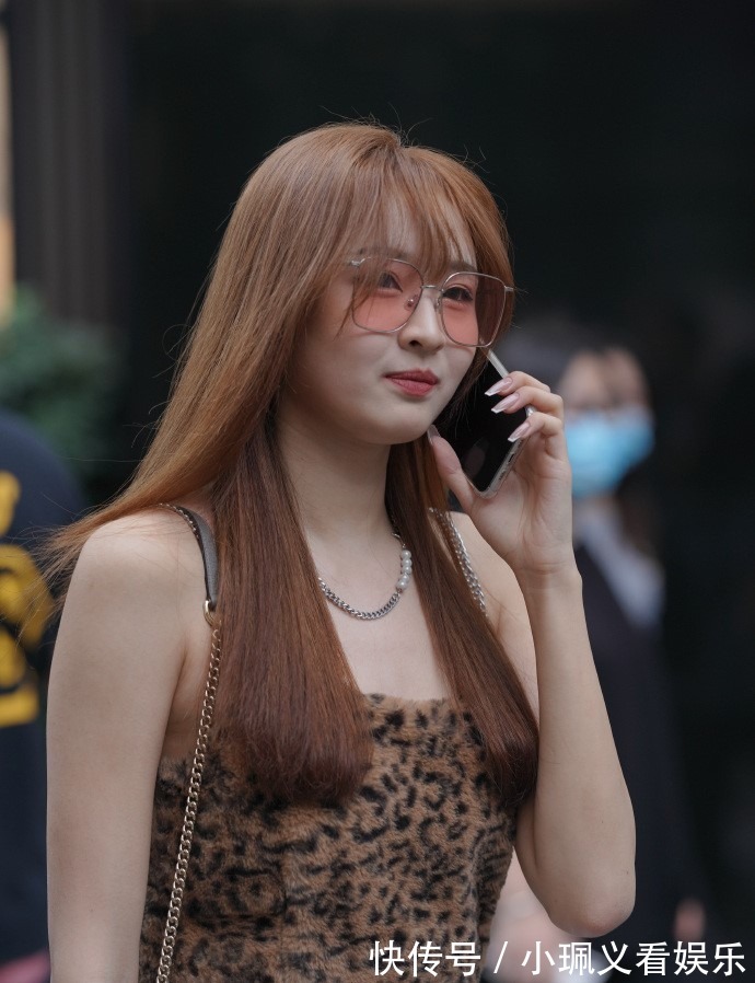 撞衫率|小姐姐的“豹纹背心”,舒适又精致,让你轻松做人群中的“焦点”