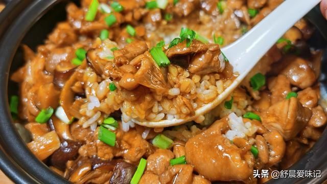  砂锅鸡肉焖|冬天，鸡肉就喜欢这样吃，用砂锅做焖饭，米香肉嫩，天天吃不腻