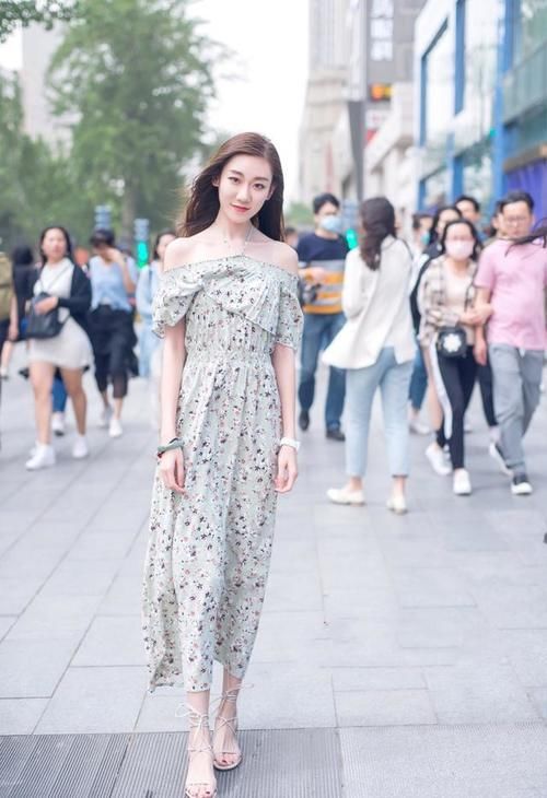 街拍：春天必不可少的碎花裙，优雅时尚显气质，吸睛显瘦又减龄
