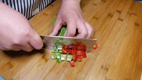 凉拌|皮蛋别只凉拌了，搭配肉末炒一炒，外焦里嫩无腥味，好吃下饭