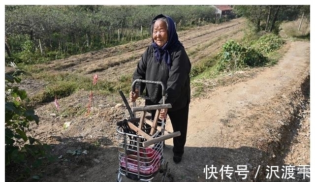 秘诀|100岁奶奶,饭前习惯特殊,至今满头黑发,看长寿秘诀是啥