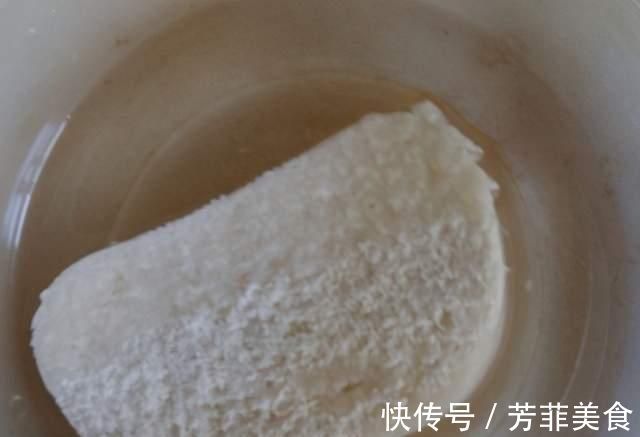 炸馒头片，别裹鸡蛋液了，教你1招技巧，馒头片外酥里嫩，不吸油