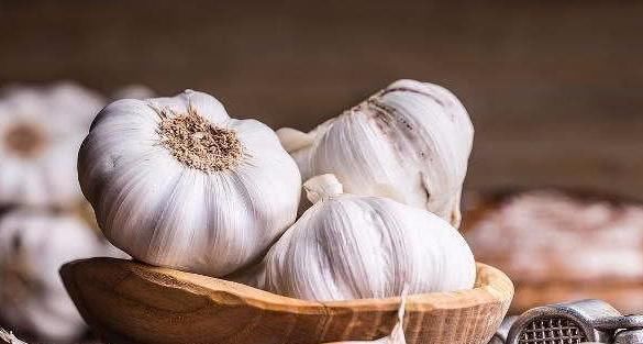 炒菜时先放大蒜,会产生致癌物吗?其实以下两种食物是致癌户