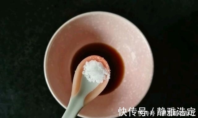蒜蓉粉丝蒸生蚝,只要跟着步骤一点点做,蒸出来的比饭店还香