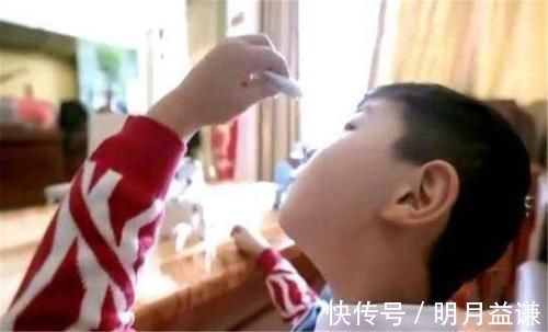 林女士|3岁儿子误把502胶水滴眼中,妈妈一个举动保住孩子眼睛,医生点赞