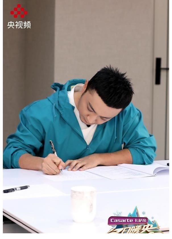 《冬日暖央young》名场面频出 央视主播助力冰雪运动