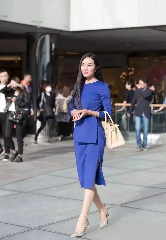 街拍：成熟美女的靓丽穿搭，气质完美风格多变，透出满满的女人味