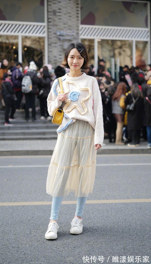 小黑裙 毛衣下面不一定搭裤子,今年流行“毛衣+半身裙”,优雅显高级