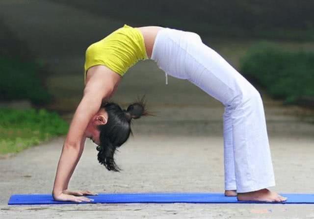 轮式|初学瑜伽轮式,采用平躺上拱练习法,既简单,又轻松,还很安全!