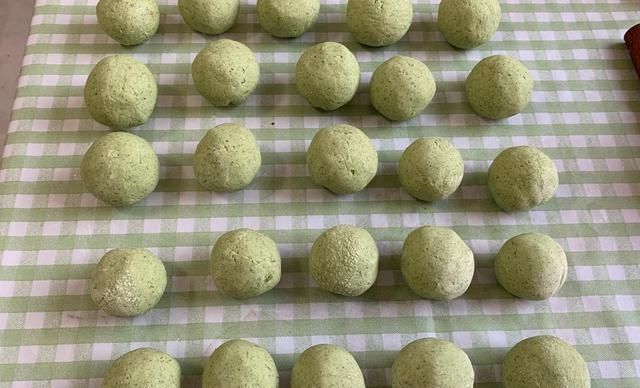 艾叶糍粑你做对了吗?别用冷水还是热水和粉都分不清哟