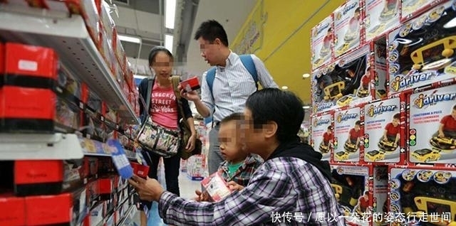 家长|孩子在商场哭闹要玩具,家长买还是不买?和孩子斗智斗勇有大学问
