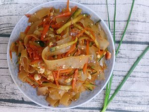 筋道|1分钟教你在家做凉皮,爽滑筋道,干净又卫生,孩子一次都吃两碗