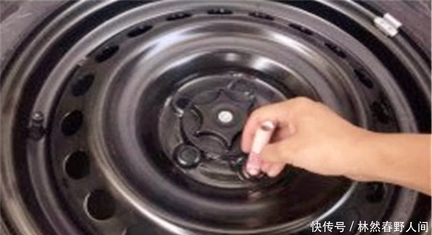 明代人头木雕中,出现一张“私房钱”,藏了600多年才被发现