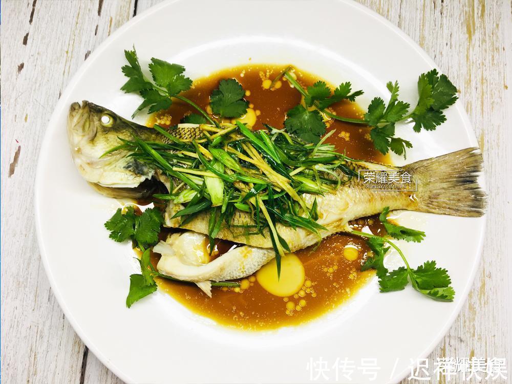 清蒸鲈鱼时,放盐和料酒就错了,教你正确做法,鱼肉鲜嫩没有腥味