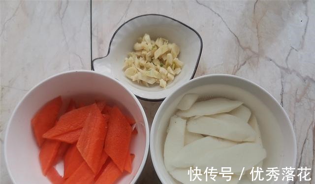 这两种蔬菜,适合冬季吃,营养不输大鱼大肉,这个做法,脆嫩可口!