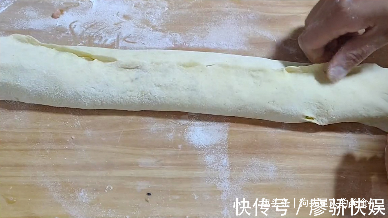 油酥|玉米面油酥饼做法，加多一种材料，口感丰富，吃着蓬松柔软，真香