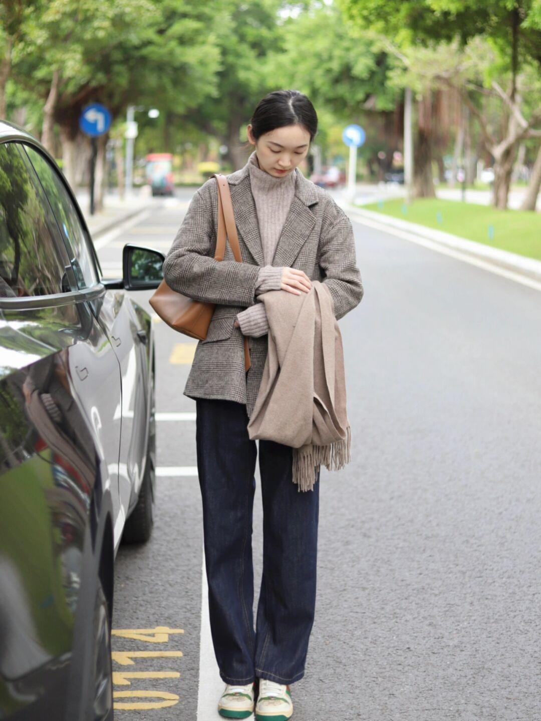 毛衣|冬天打底衫怎样选?一件红色针织衫+白色牛仔裤,休闲又显气色!