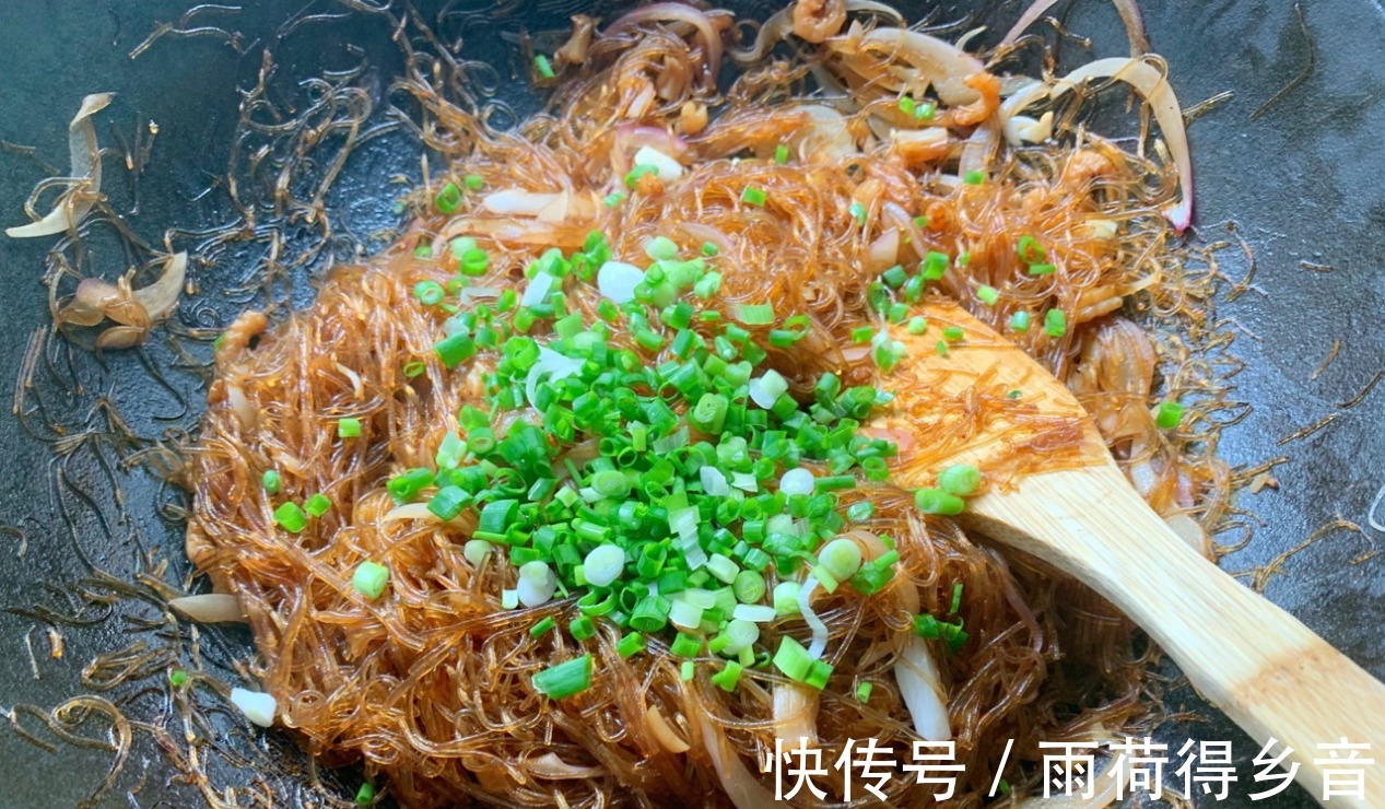 海鲜搭配粉丝一起烹饪，味道太赞了，大人孩子都说好吃！