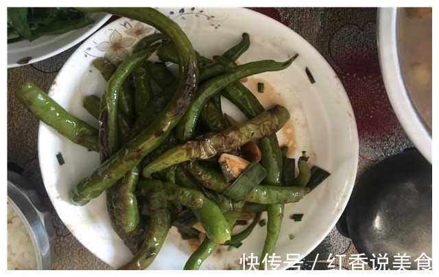 带儿子回老家过中秋，婆婆特意做一桌菜招待，饭后孩子举动很暖心