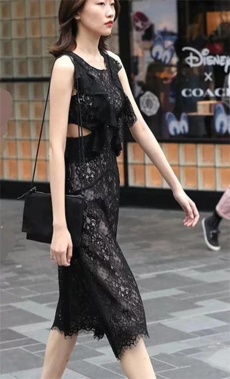 街拍:美女穿黑色镂空修身裙,体态轻盈,烈焰红唇尽显女王范
