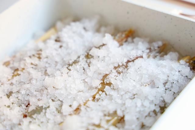 盐焗虾就是把虾放盐里焗？想要弹牙入味你需要这样做