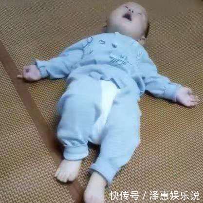 宝宝|宝宝不会翻身，却掉下床2次，爸爸无意中揭晓谜题，网友同款