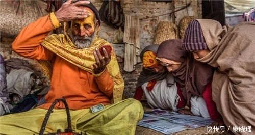 种姓制度|印度苦行僧:因为梦高举右臂47年,如今手臂固定在肩上,无法转动