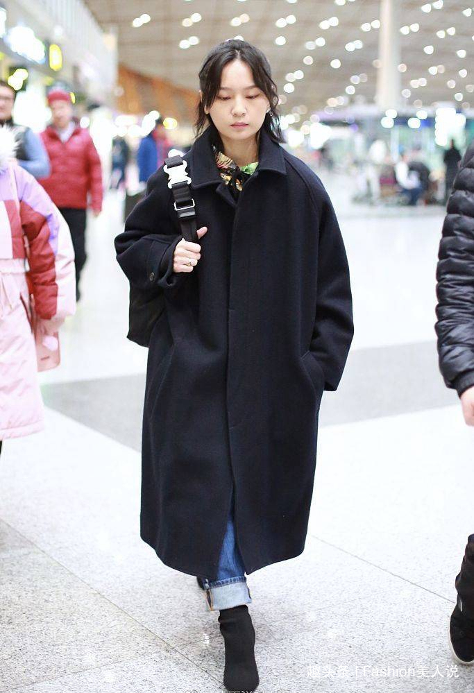 卷边裤 周笔畅启程米兰时装周,这回终于穿对了,大衣搭配卷边裤很时髦