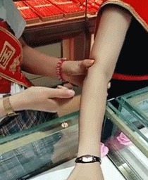 |搞笑GIF：妹子这跳的什么舞蹈啊，怎么看起来蛇精一般呢