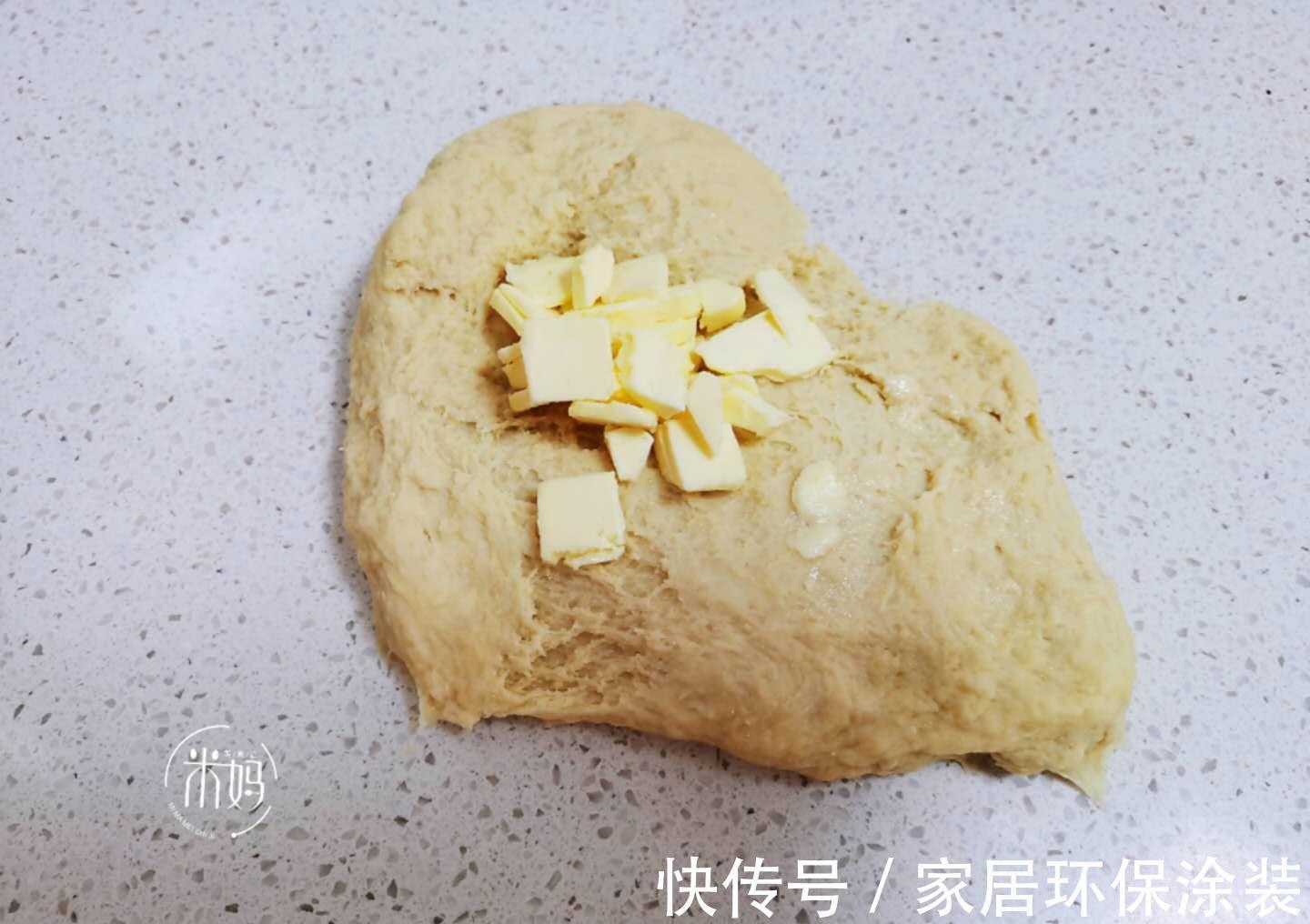保鲜膜|在家自制面包，10分钟揉出手套膜，松软拉丝，比电饭煲蛋糕还好吃