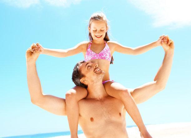 父亲|“冻龄爸爸”走红,晒与女儿从5岁到11岁合照,网友:羡慕了