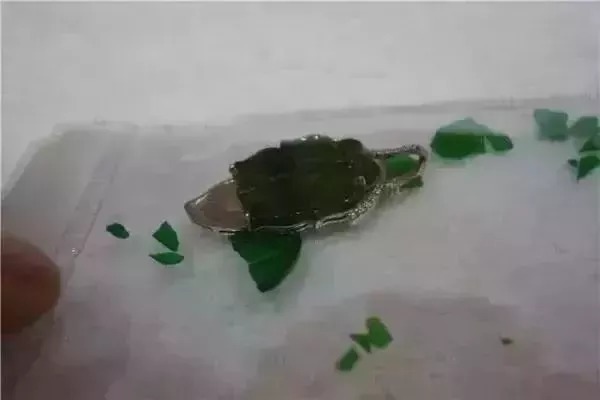 如意吊坠|大姐10800买的翡翠吊坠只值1000?翡翠陷阱要小心!