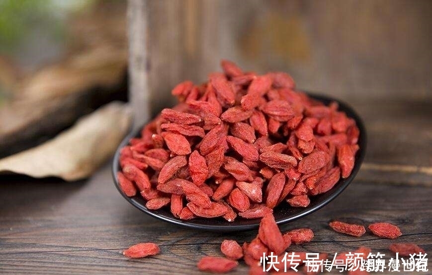 枸杞|每晚睡前嚼5粒枸杞,坚持半月,3大好处“会找上你”,早吃早好
