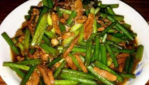 蒜薹|冬季想提升免疫力，家长常做此菜吃，有利于全家人的健康