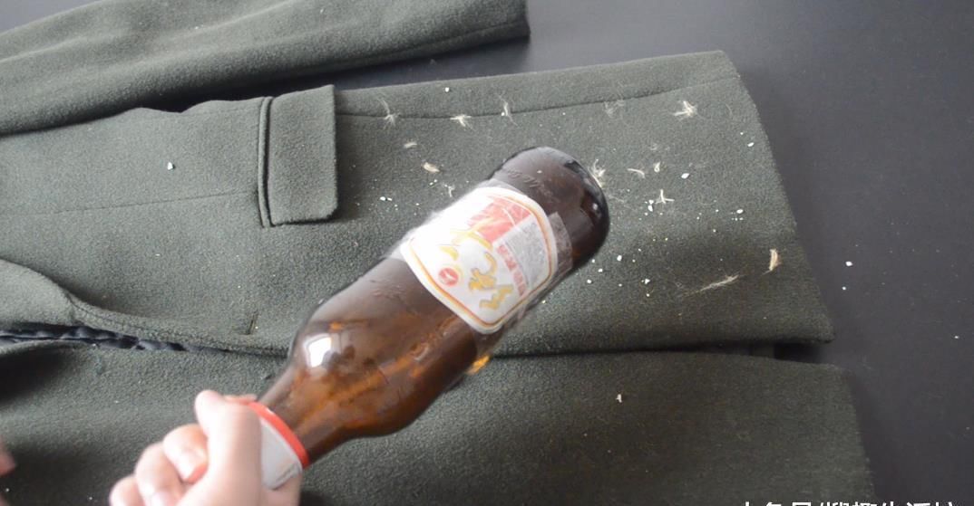 衣服|衣服粘毛谁还买滚刷, 只需一个啤酒瓶, 衣服立马像新买的一样干净