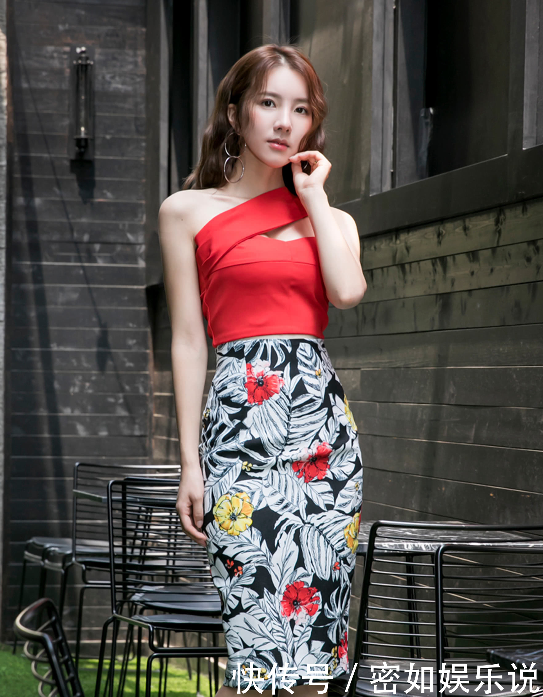 露肩红色上衣，搭配印花裙，非常的惊艳