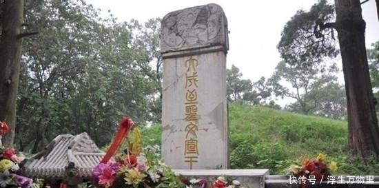 祭拜|康熙祭孔子墓打死不跪,机智大臣慌忙遮住碑上一字,康熙老实跪下
