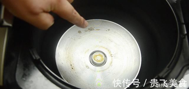 地方|电饭锅这地方不洗,等于吃细菌,教你用一个方法,洗得干净还放心