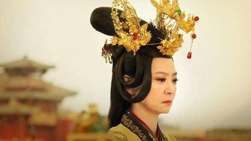 富家小姐拒嫁贵族,却嫁给守城士兵,众人笑她傻,没想到她却成了皇太后